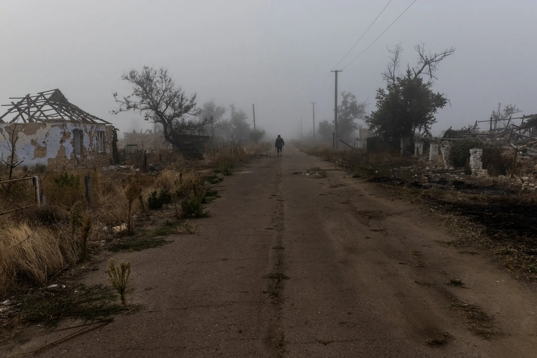 Мешканець іде зруйнованим селом Благодатне в Миколаївській області 23 вересня